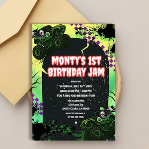 K&ouml;nnte beinhalten: Eine Geburtstagseinladung mit Monster-Truck-Motiv. Die Einladung hat ein gr&uuml;nes und schwarzes Design mit dem Text "Monty's 1st Birthday Jam". Enth&auml;lt Eventdetails und RSVP-Informationen. Ein Umschlag befindet sich im Hintergrund.
