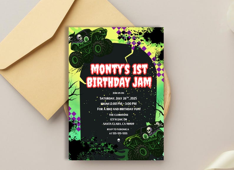 K&ouml;nnte beinhalten: Eine Geburtstagseinladung mit Monster-Truck-Motiv. Die Einladung hat ein gr&uuml;nes und schwarzes Design mit dem Text "Monty's 1st Birthday Jam". Enth&auml;lt Eventdetails und RSVP-Informationen. Ein Umschlag befindet sich im Hintergrund.