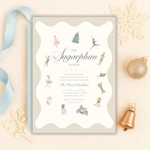 Könnte beinhalten: Eine hellbeige Einladung mit wellenförmigem Rand, mit Aquarellillustrationen von Balletttänzern, einem Weihnachtsbaum und einem Nussknacker. Der Text lautet "The Sugarplum Supper" und enthält Veranstaltungsdetails. Eine goldene Kugel und eine Glocke sind in der Nähe platziert.
