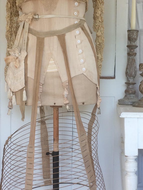 SOLD !!! Antique bustle pad vintage bustle victor