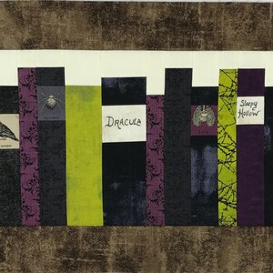 Puede incluir: Una fila de diez lomos de libros con varios títulos, incluyendo "Harry Potter", "Drácula", "Sleepy Hollow" y "Frankenstein". Los lomos son una mezcla de negro, morado y verde con diferentes patrones y diseños.