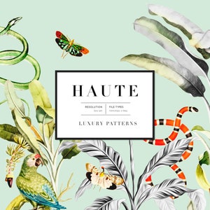 Peut inclure: Une illustration numérique d'une scène de jungle tropicale avec un serpent vert, un serpent rouge et noir, un perroquet, des papillons et des feuilles de bananier. Le texte "HAUTE LUXURY PATTERNS" est dans un rectangle noir.