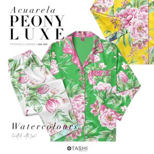 Op de afbeelding: Groene pyjamaset met roze pioenrozen bloemenprint. De set bevat een overhemd met roze rand en een bijpassende broek. De woorden "Acuarela PEONY LUXE" en "Watercolours" staan in de afbeelding.