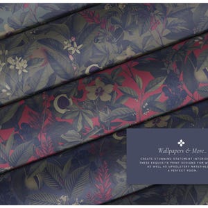 Puede incluir: Un primer plano de un papel tapiz con estampado floral sobre un fondo azul oscuro. El patr&oacute;n presenta hojas verdes, flores rojas y flores blancas. El texto "Wallpapers & More.." est&aacute; impreso en un rect&aacute;ngulo azul oscuro en la esquina inferior derecha. El texto dice: "CREATE STUNNING STATEMENT INTERIORS USING THESE EXQUISITE PRINT DESIGNS FOR WALLPAPERS AS WELL AS UPHOLSTERY MATERIALS FOR A PERFECT ROOM."