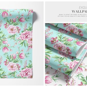 Op de afbeelding: Behangrol met een bloemenpatroon met roze pioenrozen en tulpen op een lichtblauwe achtergrond. Het ontwerp bevat groene bladeren en stelen. De tekst "EXQUISITE WALLPAPERS" is zichtbaar.