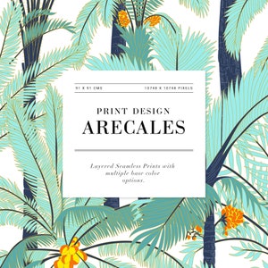 Op de afbeelding: Een tropisch printontwerp met palmbomen met lichtblauwe bladeren en donkerblauwe stammen, geaccentueerd met geel-oranje fruit. Het ontwerp bevat de tekst "PRINT DESIGN ARECALES" en "Layered Seamless Prints with multiple base color options."