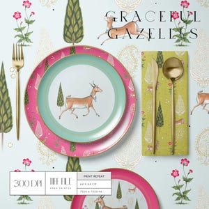 Op de afbeelding: Een decoratieve bordenset met een roze en teal design, met een gazelle-illustratie. De set bevat een bijpassende servet en goudkleurig bestek. De achtergrond heeft een bloemen- en gazellenpatroon. De tekst "GRACEFUL GAZELLES" is zichtbaar.
