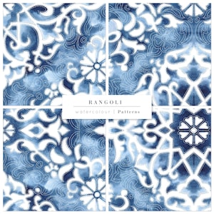 Op de afbeelding: Vier naadloze aquarelpatronen in blauwtinten met witte, ingewikkelde ontwerpen. De patronen zijn getiteld "Rangoli watercolour | Patterns".