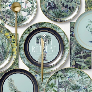 Puede incluir: Una colección de platos decorativos con un diseño de jungla tropical y pavo real. Los platos presentan una variedad de patrones, incluyendo palmeras y follaje exuberante. También hay cubiertos dorados, junto con el texto "Lush Retreat".