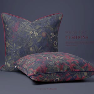Puede incluir: Dos almohadas decorativas con estampados florales. La almohada de la izquierda tiene un fondo azul oscuro con dise&ntilde;os florales rojos, blancos y verdes. La almohada de la derecha tiene un fondo rojo con dise&ntilde;os florales azul oscuro, verdes y blancos. El texto "PRINTED CUSHIONS" es visible en el fondo.