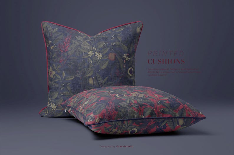 Puede incluir: Dos almohadas decorativas con estampados florales. La almohada de la izquierda tiene un fondo azul oscuro con dise&ntilde;os florales rojos, blancos y verdes. La almohada de la derecha tiene un fondo rojo con dise&ntilde;os florales azul oscuro, verdes y blancos. El texto "PRINTED CUSHIONS" es visible en el fondo.