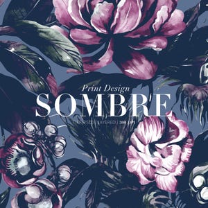 Puede incluir: Un patrón sin costuras con ilustraciones de acuarela de flores rosas y moradas con hojas verde oscuro sobre un fondo azul marino. El texto "Print Design SOMBRE" está centrado en el patrón.