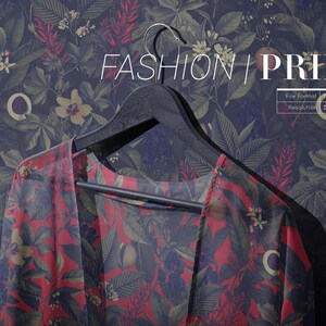Puede incluir: Una blusa roja transparente con estampado floral cuelga de una percha negra sobre un fondo verde oscuro con un patr&oacute;n floral. El texto "FASHION PRINTS" est&aacute; en la parte superior de la imagen. El texto "File Format: TIFF(PSD)" y "Resolution: 300 DPI" est&aacute; en un cuadro blanco en la parte superior derecha de la imagen.