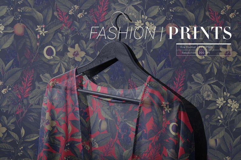 Puede incluir: Una blusa roja transparente con estampado floral cuelga de una percha negra sobre un fondo verde oscuro con un patr&oacute;n floral. El texto "FASHION PRINTS" est&aacute; en la parte superior de la imagen. El texto "File Format: TIFF(PSD)" y "Resolution: 300 DPI" est&aacute; en un cuadro blanco en la parte superior derecha de la imagen.