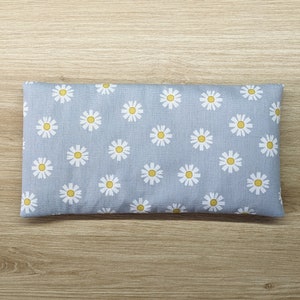Almohada Daisy Eye: Lino orgánico y lavanda, algodón azul claro