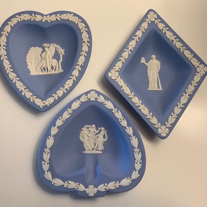 Magnifique trio Wedgewood de plats de bibelots de cendrier