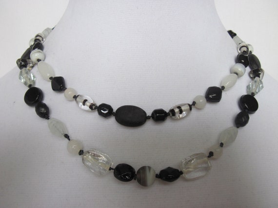 Collier Vintage Métal Couleur Argent Avec Perles En Verre Blanc - Longueur 44,3 Cm - Bijou Fantaisie Femme Occasion