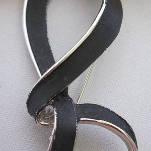 Carta Vintage R Broche Inicial, Tono Plata con Pintura Negra, Joyería monograma del traje, coleccionable, regalo para ella, esposa, mamá, cumpleaños