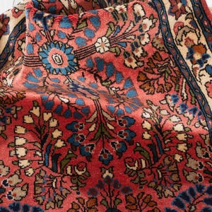 Tapis de couloir vintage 2x5, petit modèle turc 4'7"x2'2", motif floral corail, étroit, noué à la main, n° 5325