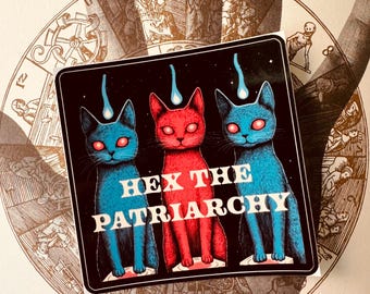 Może przedstawiać: Naklejka w kolorze czarno-białym z trzema kotami. Koty są niebieskie, czerwone i niebieskie. Tekst na naklejce brzmi "Hex the Patriarchy".
