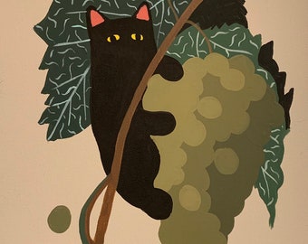 Op de afbeelding: Een zwarte kat met roze oren zit op een wijnstok met een tros groene druiven. De kat kijkt de kijker aan met gele ogen. De wijnstok is bruin en heeft groene bladeren.