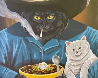 Op de afbeelding: Een zwarte kat met een cowboyhoed en een blauw shirt houdt een kom chili vast met een lepel. Een witte kat zit op de schoot van de kat.