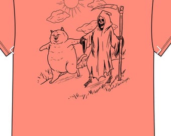 Könnte beinhalten: Ein korallenfarbenes T-Shirt mit einer schwarzen Strichzeichnung, die eine runde Katze zeigt, die Händchen mit dem Sensenmann hält, der eine Sense trägt. Das Motiv enthält Sonne, Wolken und Gras sowie den Text @artofdanialryan unten.