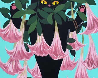 Op de afbeelding: Een zwart kattenbeeldje met gele ogen is gedeeltelijk verborgen achter roze trompetvormige bloemen in een zwarte vaas. De bloemen zijn in een boeket gerangschikt en tegen een turquoise achtergrond.