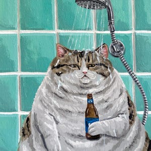 Op de afbeelding: Een humoristisch schilderij toont een grote kat onder de douche, met een bierflesje in de hand. De kat, met bruin en wit haar, staat onder een zilveren douchekop. De achtergrond bestaat uit turquoise vierkante tegels.