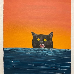 以下が含まれることがあります： オレンジ色の夕焼け空を背景に、暗い青色の水面から、光る黄色い目をした黒い猫が姿を現しています。