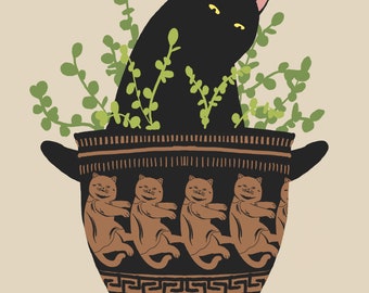 Op de afbeelding: Een zwarte kat die uit een bruine en zwarte keramische vaas kijkt met een herhalend patroon van bruine katten. De vaas heeft een decoratieve band met een herhalend geometrisch patroon. Groene, bladerige planten groeien uit de vaas.