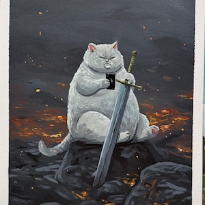 以下が含まれることがあります： スマートフォンと剣を持った大きな灰色の猫の水彩画。猫は暗い岩の上に座っており、背景は燃えています。猫は不機嫌そうな表情をしています。