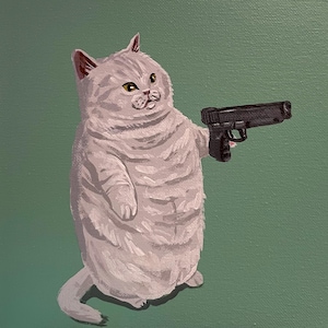 Op de afbeelding: Een witte kat met een serieuze uitdrukking houdt een zwart pistool in zijn rechterpoot. De kat is geschilderd tegen een groene achtergrond.