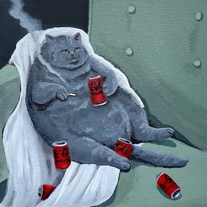 Könnte beinhalten: Eine graue Katze, die eine weiße Decke trägt, sitzt auf einem grünen Stuhl mit mehreren roten Dosen Limonade. Die Katze hält eine Dose in ihrer Pfote und hat eine Zigarette im Maul.
