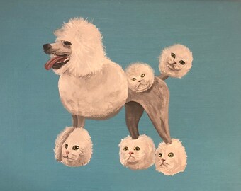 Puede incluir: Un caniche blanco con cinco gatitos blancos y esponjosos unidos a sus patas y cuerpo. El caniche tiene la lengua afuera y los gatitos tienen los ojos abiertos.