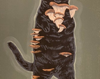 Op de afbeelding: Een zwarte kat met gloeiende ogen houdt een bos champignons in zijn poten. De kat staat op een groene achtergrond.