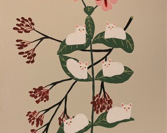 Op de afbeelding: Een grillig schilderij van een plant met roze bloemen en witte katfiguren die op groene bladeren rusten. Het kunstwerk heeft een beige achtergrond en donkerrode bessen, wat een charmant en uniek ontwerp creëert.