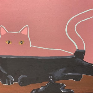 Może przedstawiać: Malowidło przedstawiające czarnego kota z różowym konturem. Kot leży na boku z głową zwróconą w lewo. Oczy kota są widoczne i są jaskrawo żółte. Ogon kota jest zwinięty za nim. Tło obrazu jest jasnoróżowe.