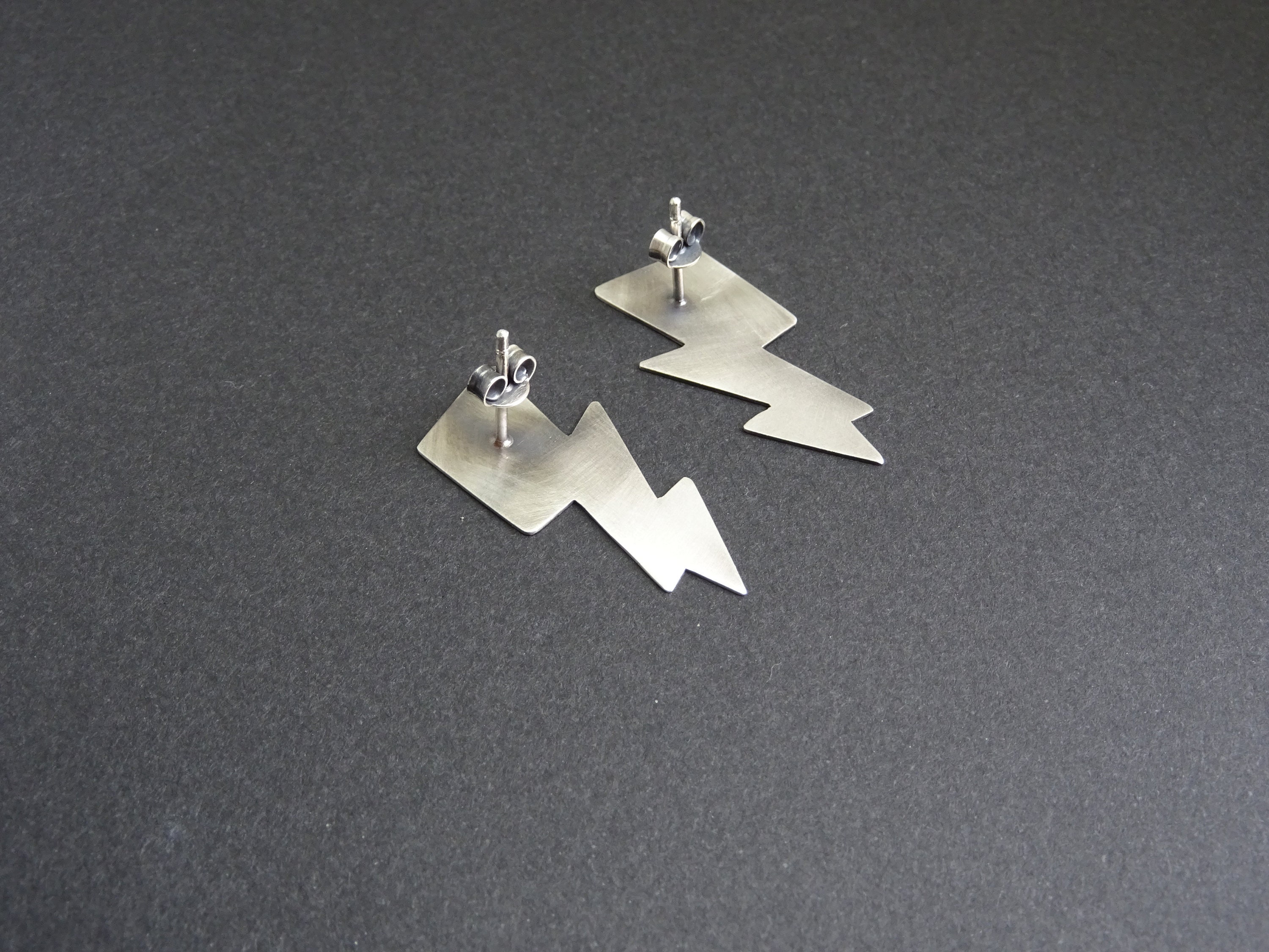 Katy Craig Orecchini A Perno In Argento Sterling 925 'Thunderbolt' – Piccoli (4x11 Mm), Unisex, In Confezione Regalo