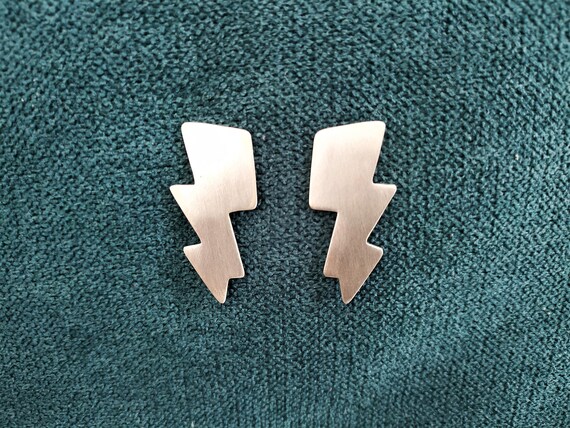 Un paio di orecchini a bottone Lightning Thunderbolt in argento sterling o in argento placcato oro, orecchini naturali - Italia
