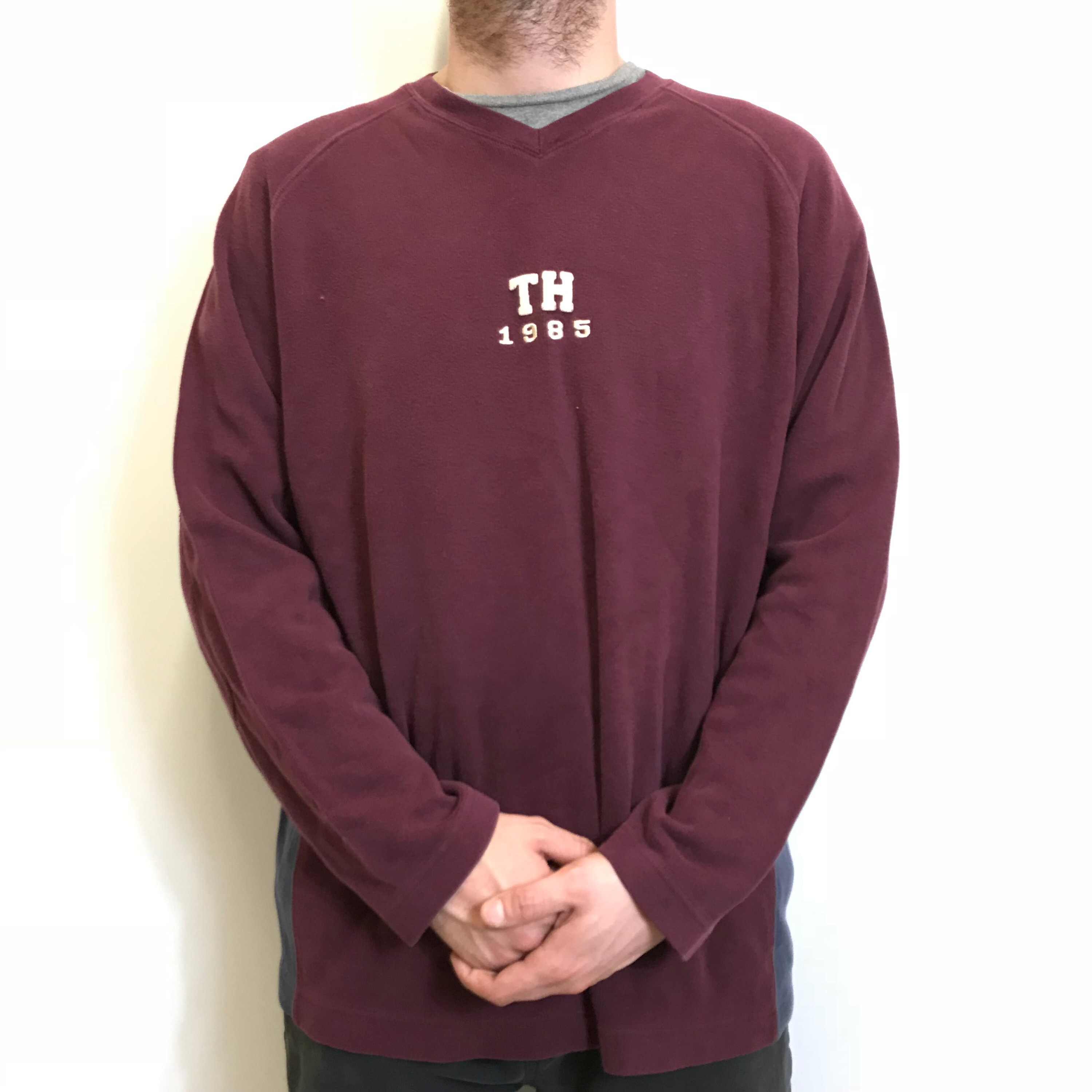 burgundy tommy hilfiger t shirt