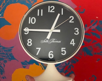 Horloge vintage sur pied Seth Thomas White