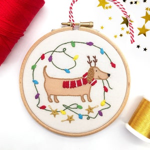 Kersthond: borduurpakket. Leuke DIY-set met feestelijke borduurringen. Feestdecoratie borduurpatroon. Borduurpakket teckel.