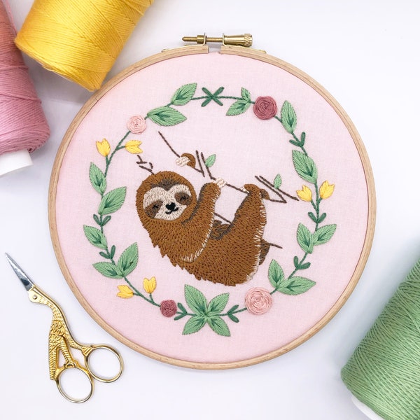 Kit de broderie Happy Sloth, kit de couture animal mignon. Kit de création facile au design moderne. Paresseux avec des fleurs dans une couronne de fleurs. Cadeau pour amoureux des animaux.