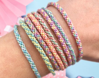 Kit de fabrication de bracelets de l'amitié. Cadeau artisanal relaxant pour adultes, enfants, adolescents. Des fils pastel pour réaliser plus de 15 bracelets d'amitié tissés.