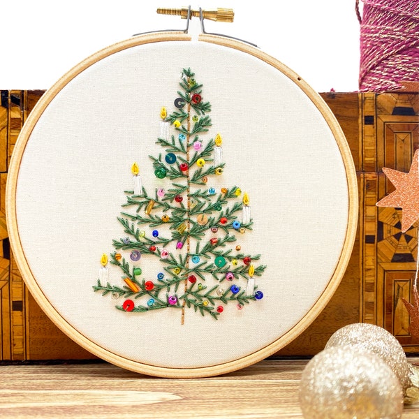 Luce di Natale: kit da ricamo festivo. Semplice design per albero di Natale con perline e paillettes, semplice creazione moderna. Aggiungi un set regalo festivo.