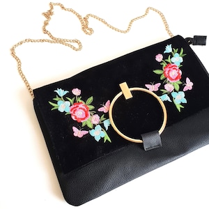 Vintage bestickte Damentasche aus schwarzem Leder mit Goldkette