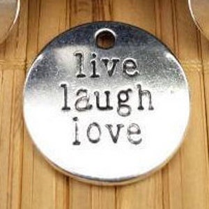 Amuletos de vivir, reír, amar, dichos inspiradores, frases motivacionales, citas de afirmación, palabras de aliento, proverbios, adagios, colgantes, joyas.