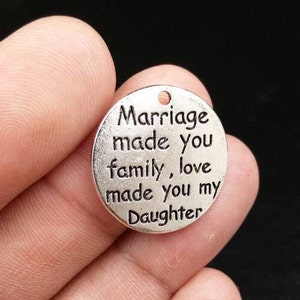 El matrimonio te hizo familia, el amor te hizo mi hija Dijes Refranes inspiradores Citas de afirmación Frases motivacionales Colgantes de palabras.