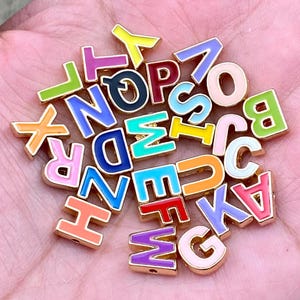 Esmalte Metal Inglés Alfabeto Cuentas A A Z Letras Iniciales Doradas DIY Pulseras Tobilleras Yoga Mala Collar Boho Joyería Hallazgos Regalo